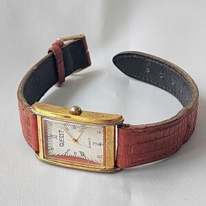 Guess Vintage 1987 Rectangle Watch‎ Gold Tone Leather Band Quartz Roman Numerals